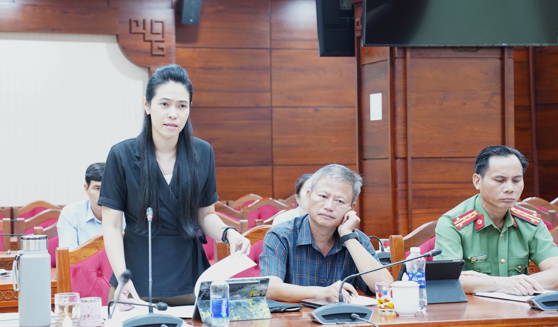 Phó Chánh Văn phòng UBND tỉnh Cao Như Khánh phát biểu thảo luận tại cuộc họp.